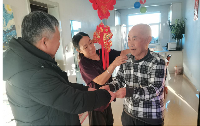新年送暖 岁寒情深——星空平台慰问退休职工