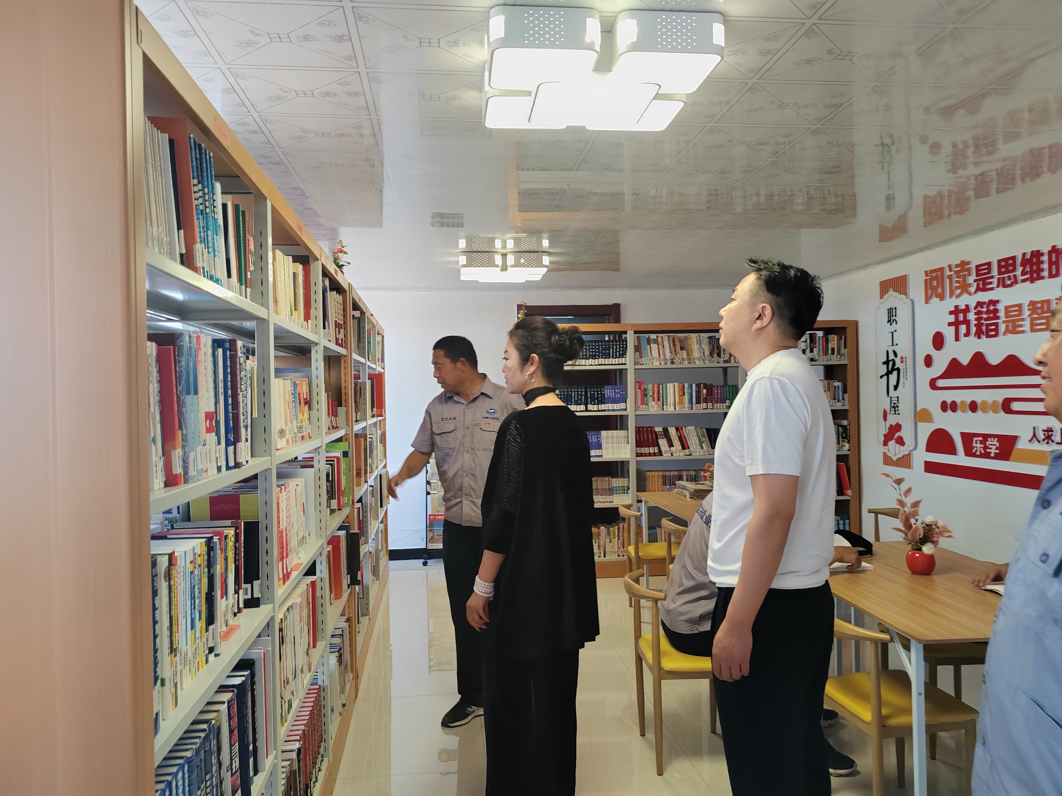 锡林郭勒盟图书馆张春梅一行到星空平台 调研指导