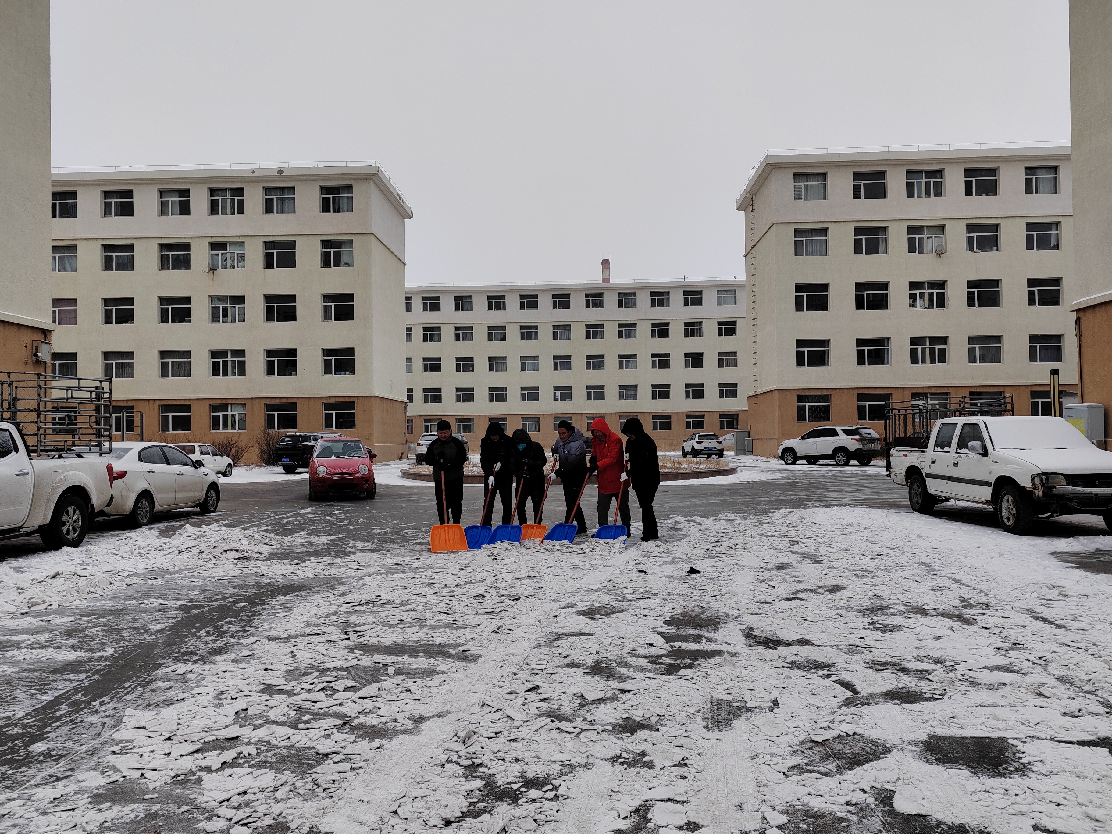 履行担当 践行初心 星空平台清扫居民区积雪